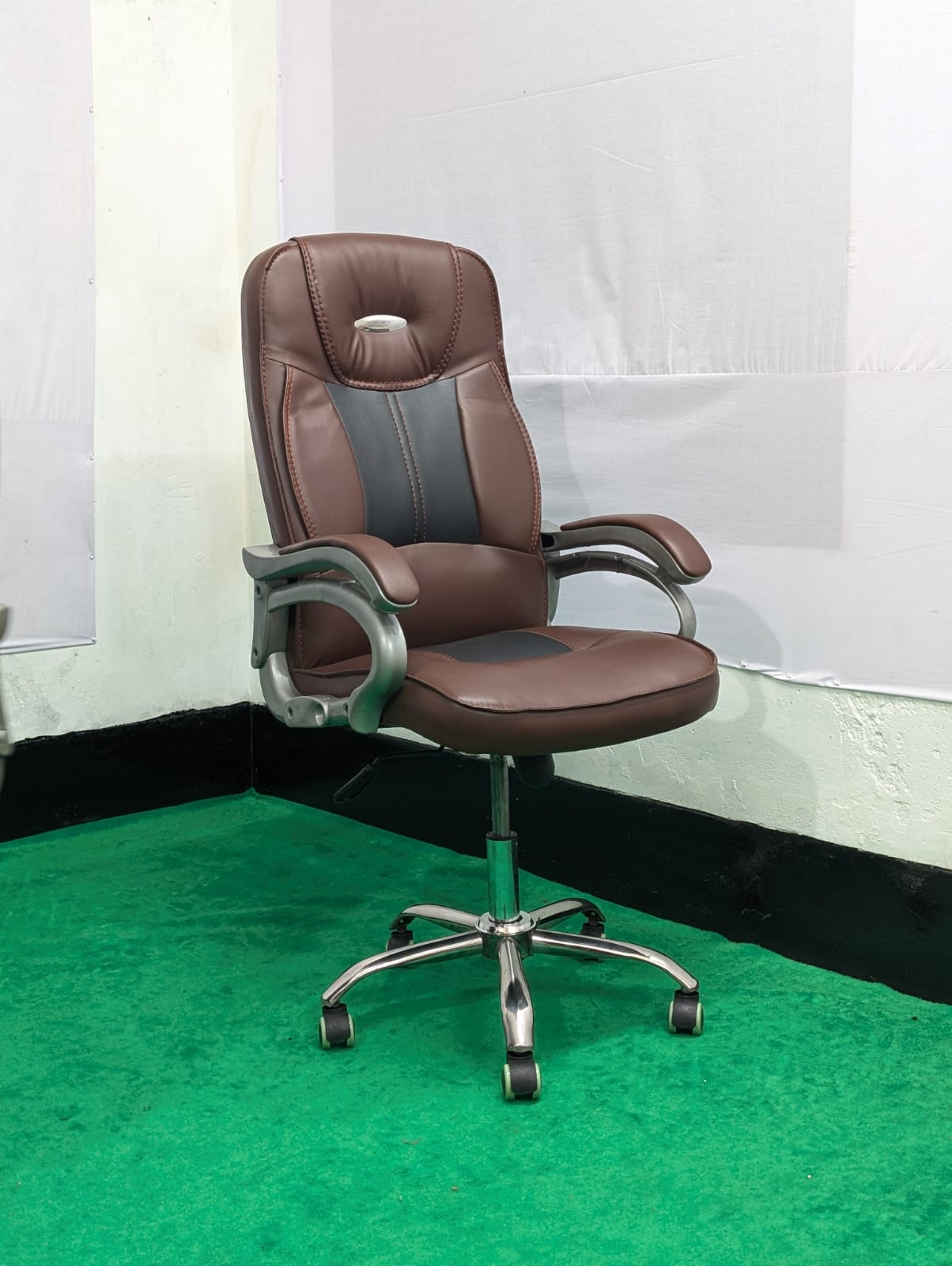 WhatsApp-Image-2026-09-04-at-1.10.56-PM-1.jpeg Special Boss Chair - Leather+Fiber+SS - Model 02 - Image 1