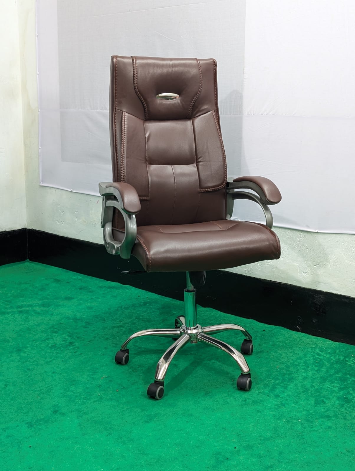 WhatsApp-Image-2026-09-04-at-1.10.57-PM.jpeg Special Boss Chair - Leather+Fiber+SS - Model 06 - Image 1